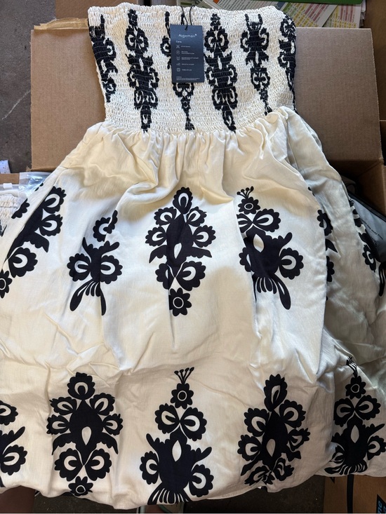 N/A Dresses & Skirts - Strapless Black & Cream Smocked Midi Dress